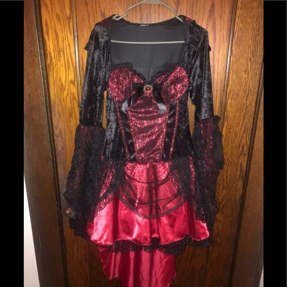 Women vampire costume size medium